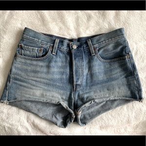 Levi light washed denim shorts